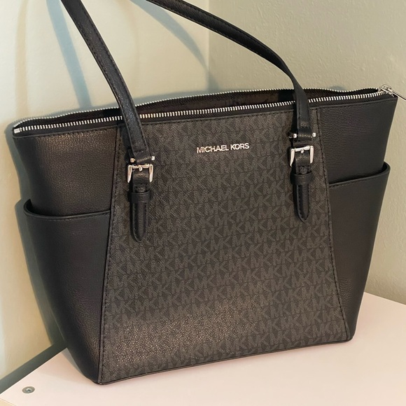 Michael Kors Black Handbag with zipper - Picture 1 of 3